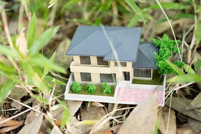 地面に置いた家の模型